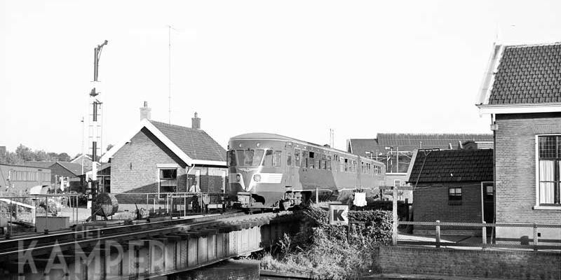 6. Zwolle Veerallee  1 september 1969, DE-2 86 als trein 3521 op de spoorbrug richting Kampen (foto J.C. van de Meene)