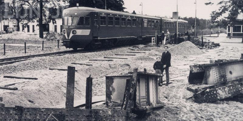 7. In de nacht van 21 en 22 oktober 1967 is de spoorbrug gesloopt. Hier rijdt de eerste trein over de nieuwe verbinding