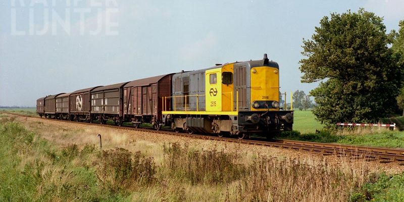 7a. Westenholte 24 september 1982, NS 2515  met zes goederenwagons op weg naar Zwolle (foto Rein van Putten)
