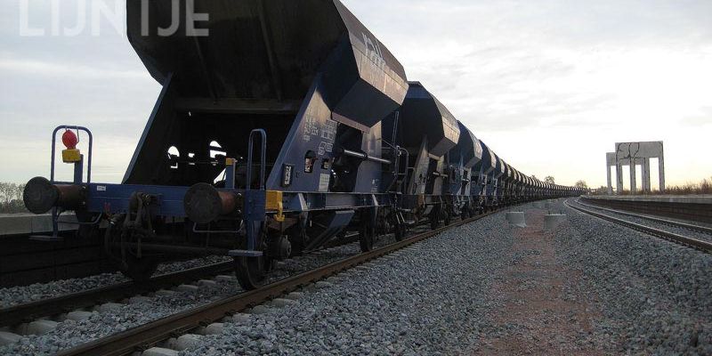 7b. Kampen 26 oktober 2010, een lange rij grindwagons bij station Kampen-Zuid