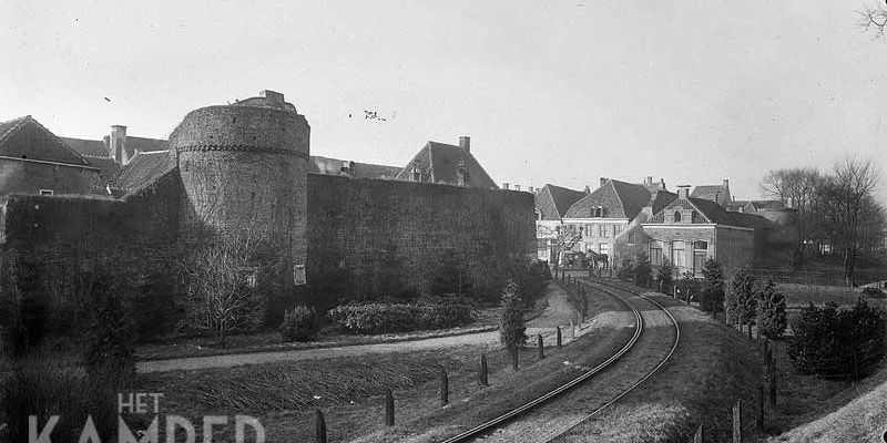 7c. Elburg 1908-1931, hier reed de stoomtram achter de kerk richting Beek