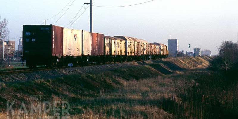 7c. Westenholte 22 december 1987, NS 2508 met goederentrein op weg naar Zwolle (foto L.J. Beumer)