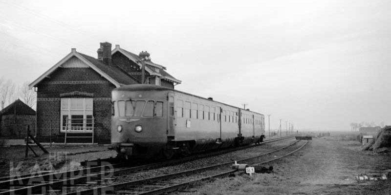 7d. Mastenbroek 30 december 1958, een Blauwe Engel raast langs het voormalige stationsgebouw (foto R. Ankersmit)