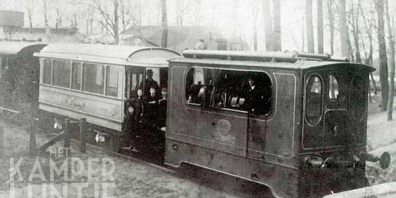 7. Elburg, de tram bij de doorgang door de wal op de achtergrond de remise