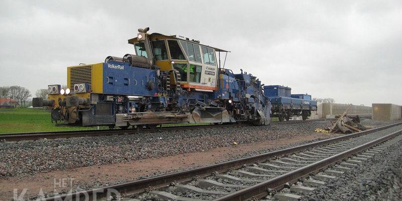 7f. Kampen 4 november 2010, de ballastafwerkmachine Sylvester SSP 110 SW van Volker Rail