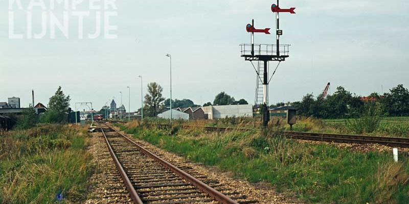 7h. Kampen 20 september 1975, inrijbordes  met in de verte een naderende DE-2 (foto J.G.C. van de Meene)