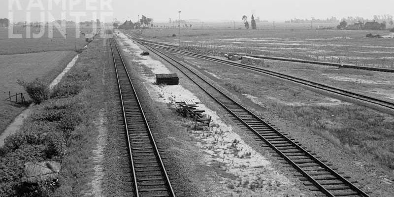 7j. Kampen 27 juli 1964, hoofdspoor met rechts de in de jaren vijftig aangelegde goederensporen, gezien vanaf inrijbordes (foto R. Ankersmit)