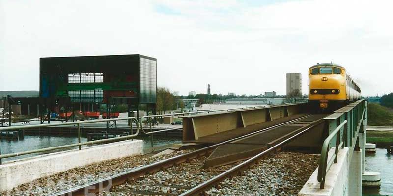 7. Zwolle 1988, spoorbrug Zwolle – IJsselkanaal met luik voor lossen graan vlak voor trein Plan U (foto J. Dul)