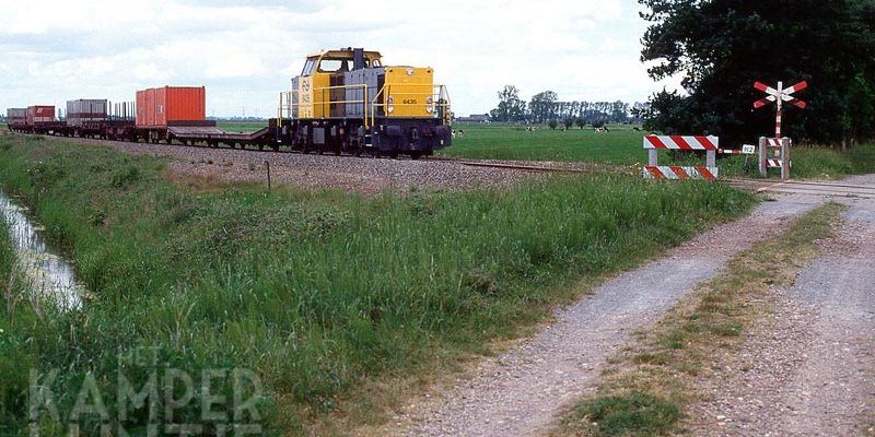 8a. Westenholte 25 mei 1990, NS 6435 met een allegaartje achter zich (foto L.J. Beumer)