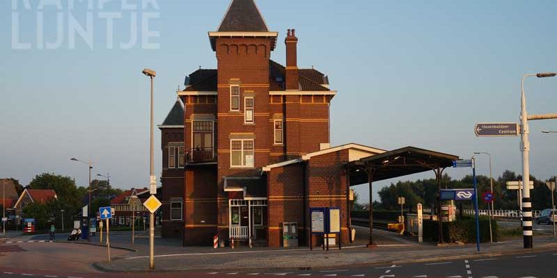 8b. Kampen september 2013, station Kampen koestert zich in de avondzon op een mooie nazomerse dag