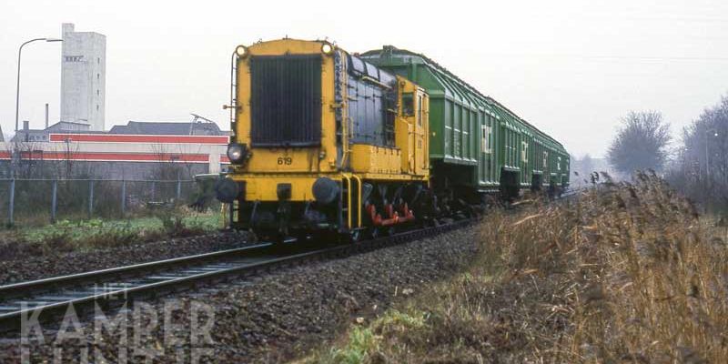 8b. Zwolle 22 november 1985, NS 619 met lege VAM-wagons op weg naar vuilstortdepôt ROVA (foto L.J. Beumer)