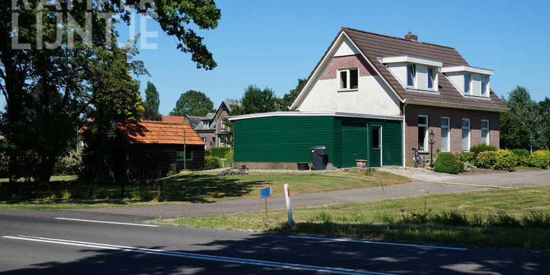 8c. De Zande 2013, op de plaats van de garage stond de abri halte De Zande ( de verhoging is nog te zien), langs de verkeersweg de oude spoorsloot