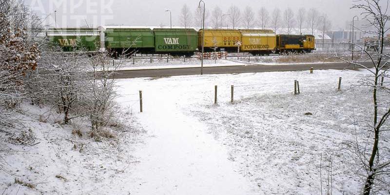 8c. Zwolle 8 december 1985, NS 617 met geladen VAM-wagens bij overweg Grote Voort (foto L.J. Beumer)