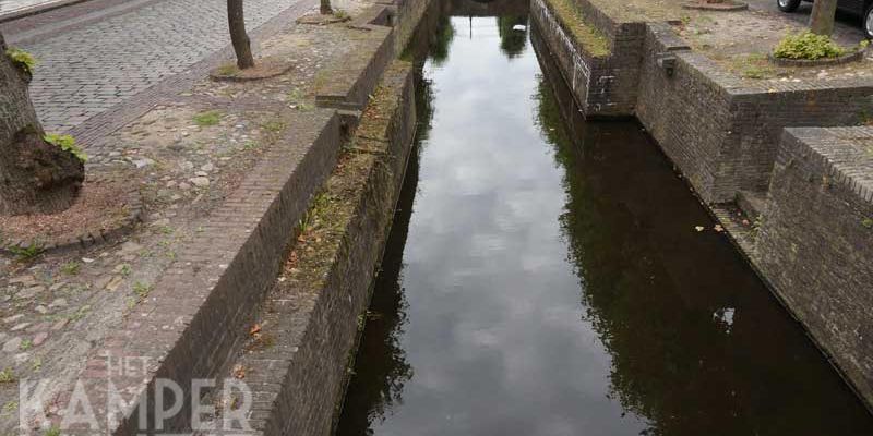 8. Elburg 2013, op de uitstekende muren lagen eens stalen balken waarover de tram schuin de Beek kon oversteken