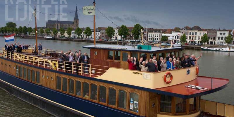 8. Kampen 5 juni 2014, symbolisch afscheid van de Molenstraat en op weg met de Veerman van  Kampen naar het nieuwe  Stadsarchief in de Stadskazerne in 2015 (foto Freddy Schinkel)