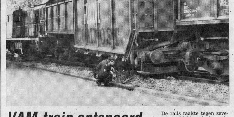 8k. Zwolle 23 mei 1985, ontsporing onder spoorbrug (bron ZC, 24-5-1985, L.J. Beumer)