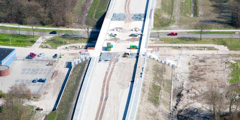 8l. Dronten april 2010, het zandbed voor het 4-sporige nieuwe station is gereed