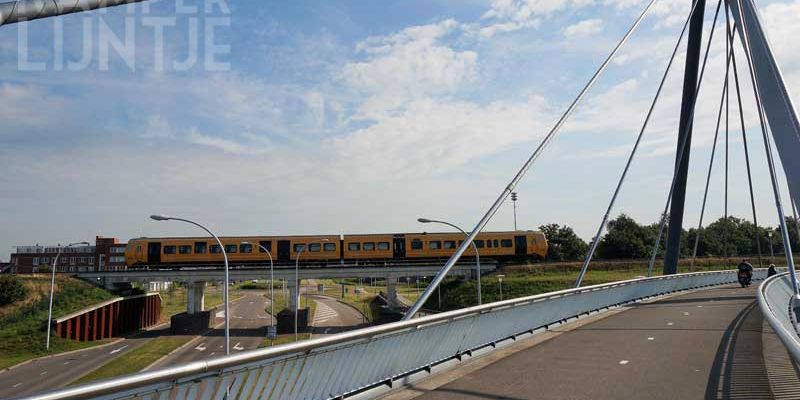 8. Zwolle 16 augustus 2013, DM 90-3410 op het viaduct van de vroegere weg naar Hasselt ooit overweg Lage Weg op de voorgrond de fietsbrug