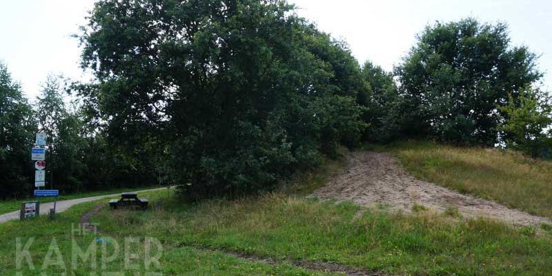 9a. Hattem 2013, dezelfde situatie maar nu omgekeerd kijkend richting Hattem, de spoorlijn is vervangen door een fietspad, het zgn. Roseboomspoor