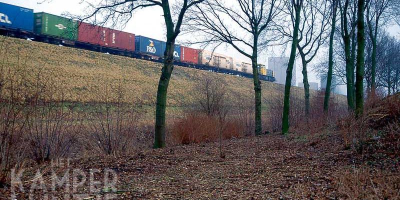 9a. Zwolle 29 januari 1991, NS 6437  dezelfde trein nu op de spoordijk (foto L.J. Beumer)