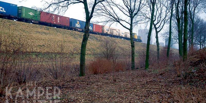 9a. Zwolle 29 januari 1991, NS 6437  dezelfde trein nu op de spoordijk (foto L.J. Beumer)