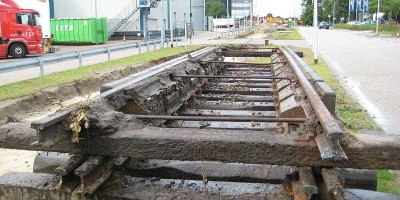 9c. Zwolle 10 september 2013, opgebroken stukken spoor, opgestapeld langs de Rieteweg