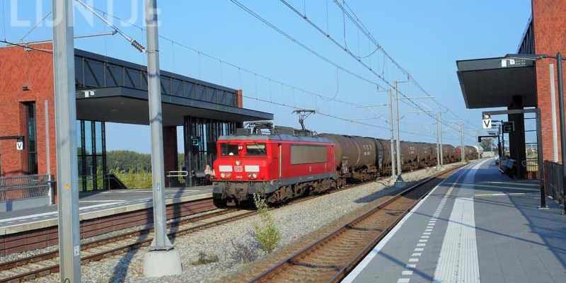 9d. Kampen 3 juli 2014, een door DB 1612 getrokken olietrein passeert station Kampen Zuid