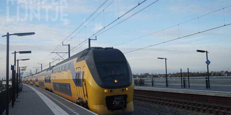 9e. Kampen 2 november 2014, een voorbij razende intercity type VIRM op weg naar Zwolle