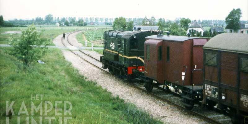 9. Hattem Vijzelpad 24 mei 1972, linksonder een deel van de vroegere oprit richting Kampen en daarnaast de spoorlijn richting Hattemerbroek met een goederentrein