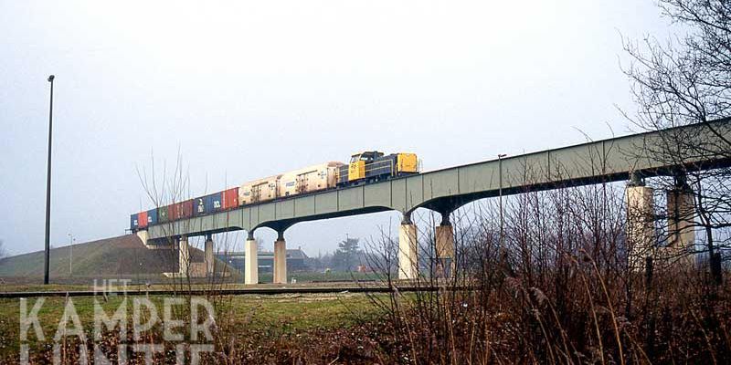 9. 29 januari 1991, NS 6437 met goederentrein boven Zwolle IJsselkanaal op weg naar Zwolle (foto L.J. Beumer)