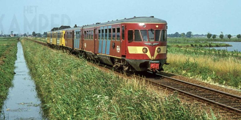 IJsselmuiden Bosjessteeg 11-7-1983, DE2 74 + 167 op weg naar Zwolle (foto Paul van Baarle)