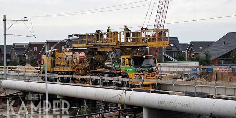 36t. Zwolle 2 augustus 2017, aanbrengen rijdraden 2 (foto Kasper Haar)