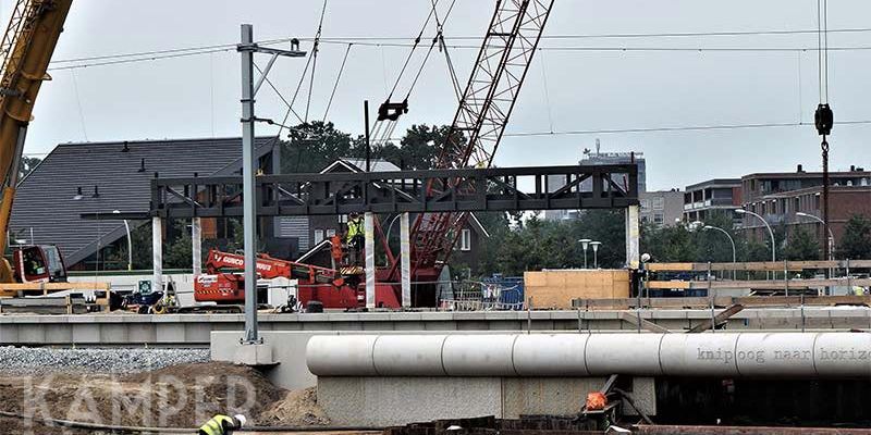 5g. Zwolle 17 augustus 2017, het vastzetten van het frame op de palen (foto K. Haar)