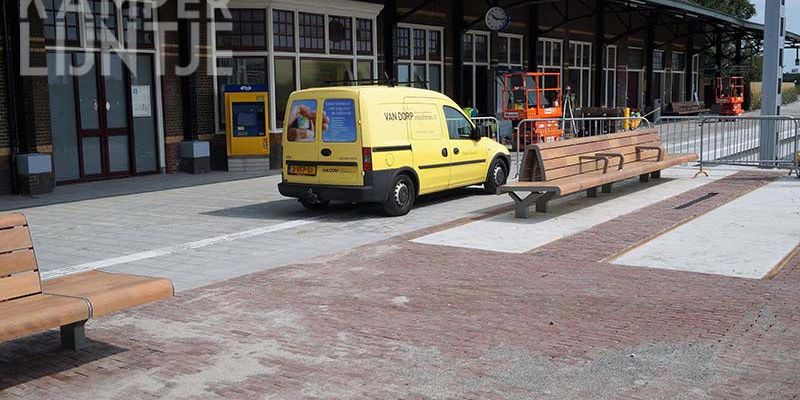 38d. Kampen 22 augustus 2017, de banken op het nieuwe stationsplein zijn geplaatst (foto K. Haar)