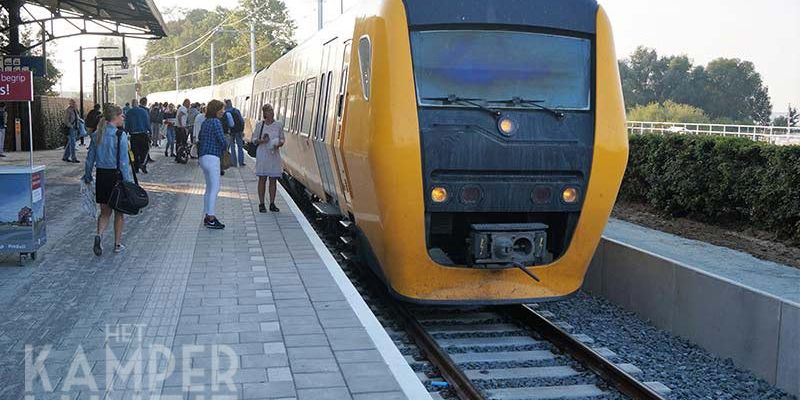 38n. Kampen 28 augustus 2017, de NS 3429 en 3430 rijden als vanouds het vernieuwde station binnen (foto K. Haar)