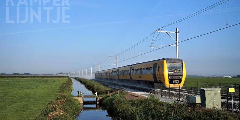 38s. Bisschopswetering 28 augustus 2017, de NS 3430 en 3429 met een wolk van stof uit de nieuwe ballast (foto K. Haar)