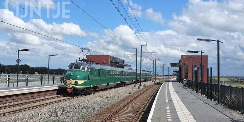 10b. Kampen Zuid 2 juli 2016, Mat’ 54 766 passeert station Kampen Zuid