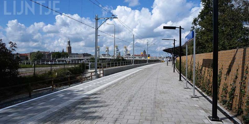 10c. Kampen 3 september 2017, het nieuwe verbrede perron, rechts groene wand (foto Kasper Haar)