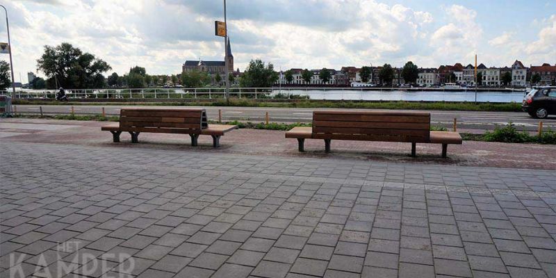 10d. Kampen 3 september 2017, bankjes op het nieuwe stationsplein (foto K. Haar)