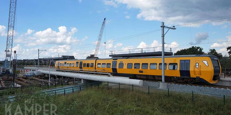 11d. Zwolle Station Stadshagen 3 september 2017, DM’90 3447 bij het nieuwe station (foto Kasper Haar)