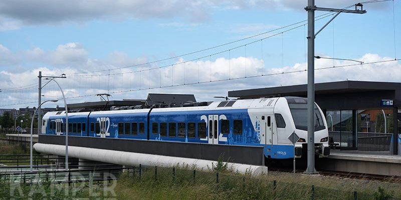 8c. Zwolle Stadshagen 15 juni 2019, Keolis 7306 staat stil bij station Zwolle Stadshagen boven de tunnels Bélvèderelaan en Rozentunnel (foto Kasper Haar)