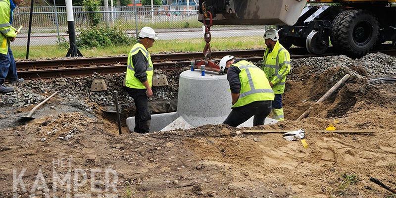 22g. Zwolle 8 juni 2017, de eerste betonnen voet langs de lijn ter hoogte van A28 wordt geplaatst (foto Kasper Haar)