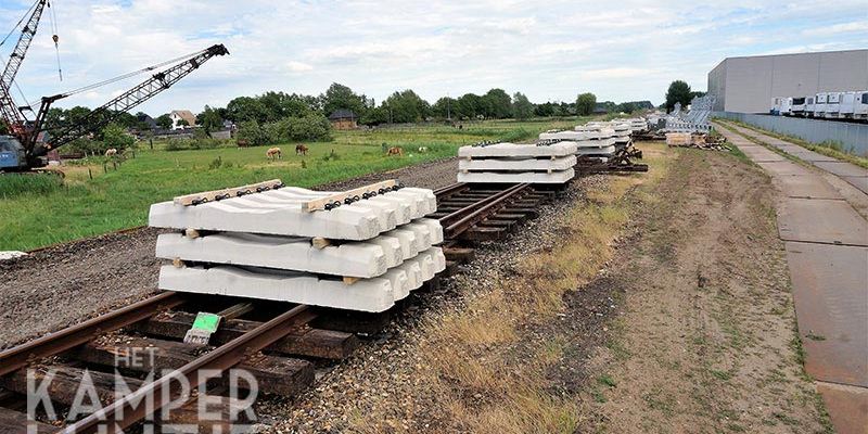 22m.  Kampen 11 juni 2017, nieuwe betonnen bielzen op een nog niet verwijderd goederenspoor (foto Kasper Haar)