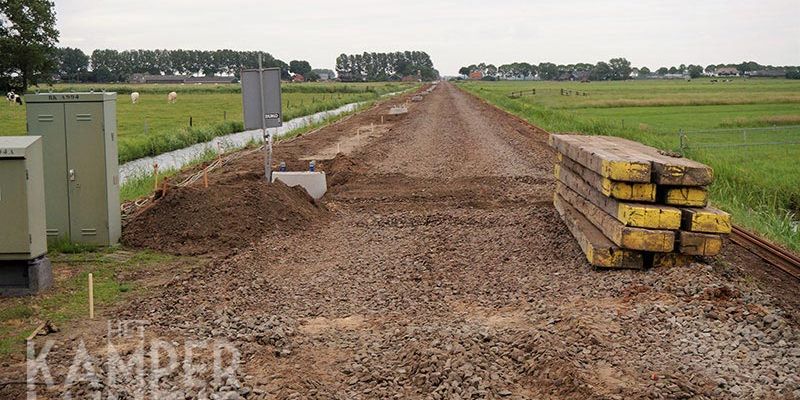 22p. IJsselmuiden overweg Oosterlandenweg 12 juni 2017, de betonnen voeten zijn geplaatst (foto Kasper Haar)