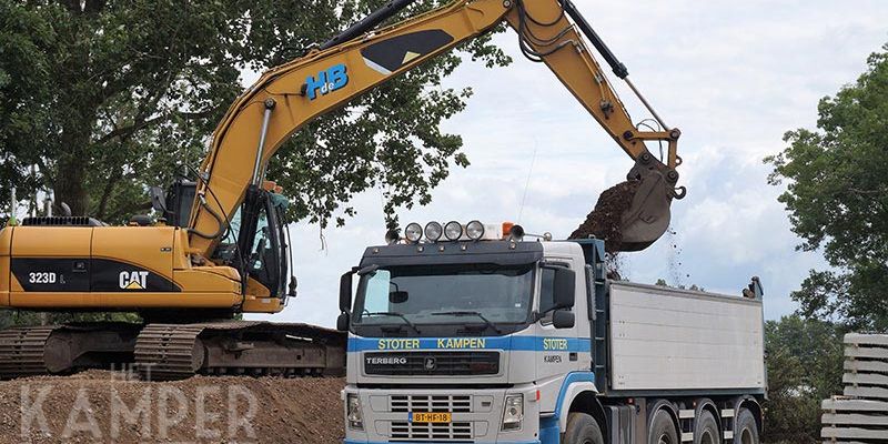 22v. Mastenbroek Bosjessteeg 16 juni 2017, oude ballast wordt afgevoerd naar schip (foto Kasper Haar)