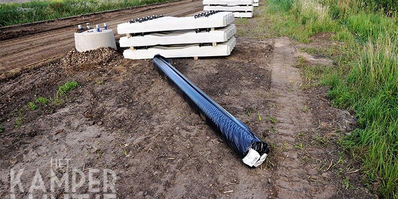 23h.  IJsselmuiden Oosterlandenweg 16 juni 2017, de rollen folie liggen tussen de nieuwe bielzen klaar (foto Kasper Haar)