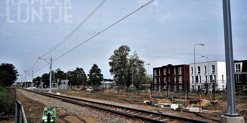 23s. Zwolle Veerallee 20 juni 2017, overweg Veerallee is alvast onder de draad gebracht (foto K. Haar)