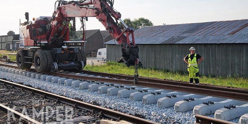 24m. Kampen 21 juni 2017, de rail wordt op de dwarsliggers geplaatst (foto K. Haar)