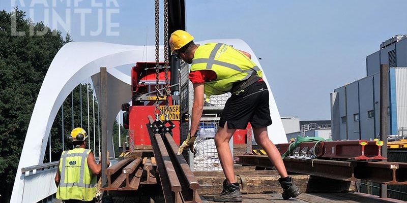 24z. Zwolle spoorbrug Blaloweg 22 juni 2017, aan- en afvoer rails (foto Kasper Haar)