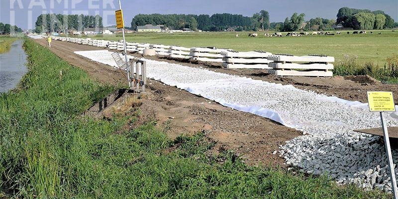 25h. Mastenbroek Bosjessteeg 23 juni 2017,  folie onder ballast ter voorkoming van vervuiling door zand (foto K. Haar)